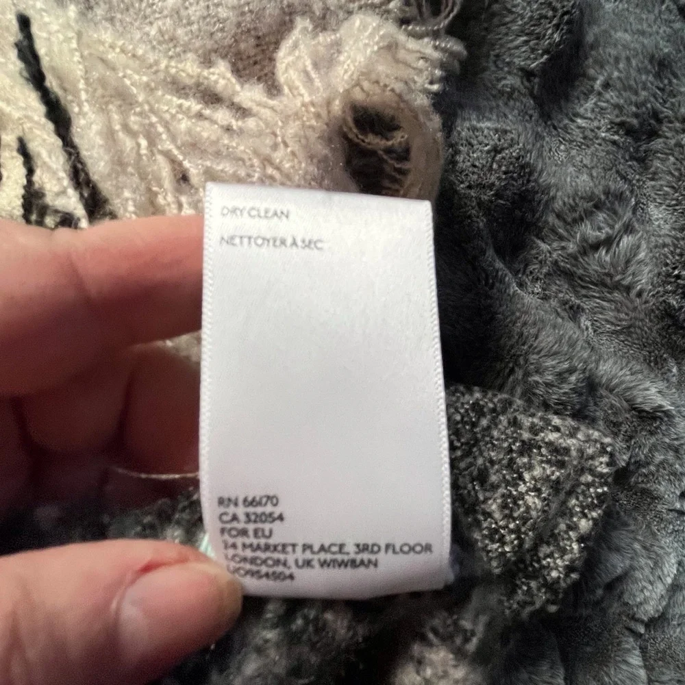 Large scarf gray white